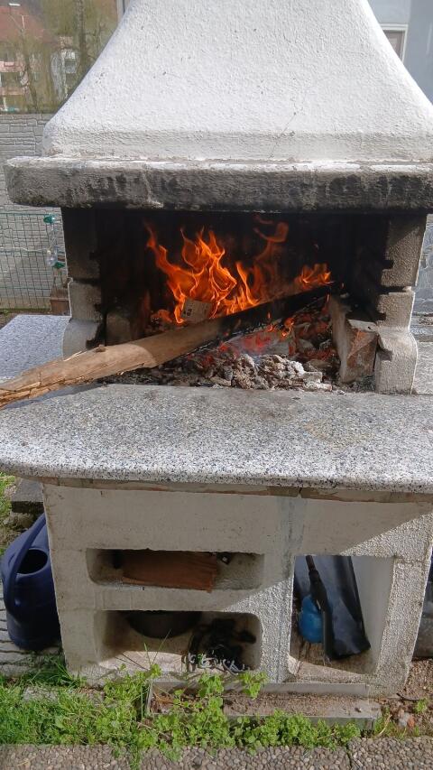 Holzkohlegrill