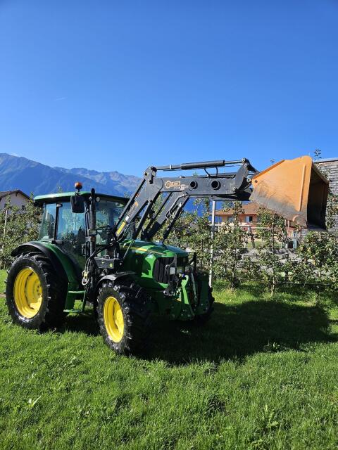 John Deere 5820