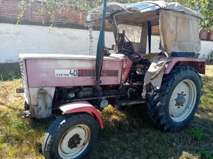 Steyr 40 mit Stockräumgerät, Frontlader und Laubschneider Steyr 40