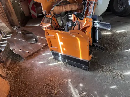 Vario-Schneepflug für Hoflader