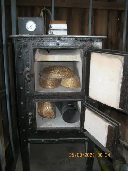 Hausbackofen, Schamott ist gut erhalten, Brotbackofen