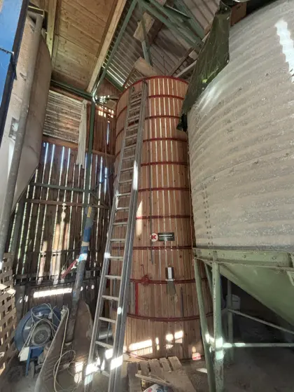 Zwei Kongskilde Silos mit Elevator