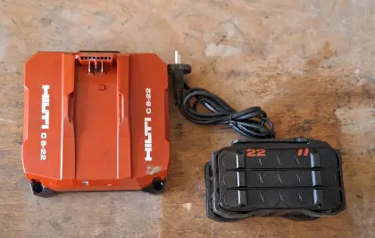 Hilti C8-22 Ladegerät und Hilti Akku B22-255