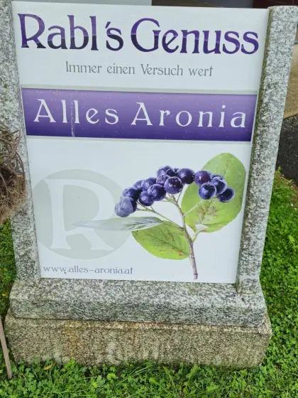 Massiver Granit-Sockel mit Werbeschild