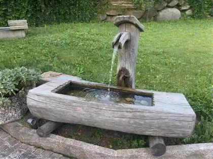 Neuwertiger Brunnentrog aus Lärche ca. 2 m