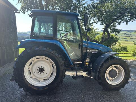 New Holland TL-90 mit HAUER Frontlader und Gewicht