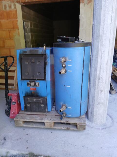 Stückholz-Kessel mit Warmwasserspeicher 200 l