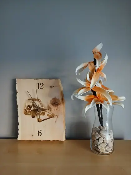 Rasant Zirbenholz-Wanduhr für echte Fans, Wohnzimmeruhr.