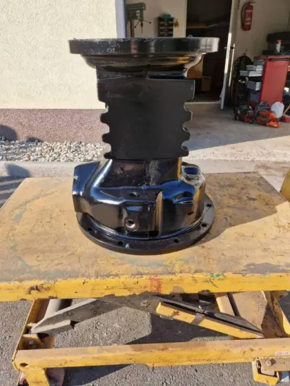 MF 4225 Achsschenkel
