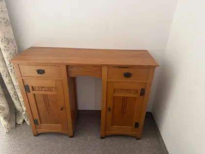 Alter Schreibtisch, Anrichte, Kasten ohne Glas und mit Glas