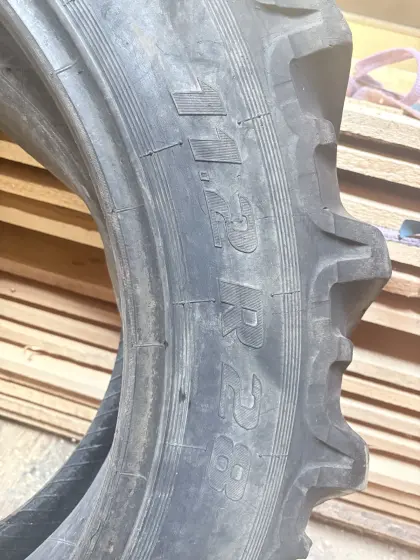 Reifen 11.2R28 (280/85R28)