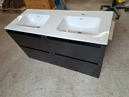 Waschtisch-Hängeunterschrank mit Mineralgusswaschbecken