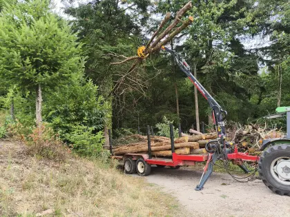 Rückewagen mit Forstkran FTG, Flap-Down-Abstützung