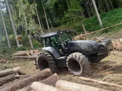 Valtra T151 Forstschlepper, Kran, Seilwinde