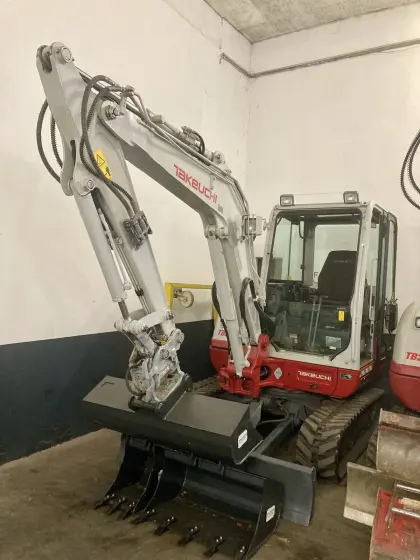 TAKEUCHI TB 240 Minibagger, neue Löffel und Ketten