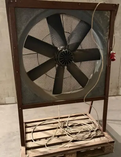 Belüfter auf Europalette mit Kabel und Kraftstecker