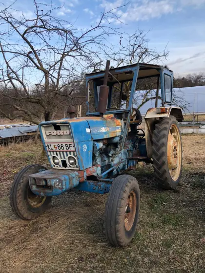 Diverse gebrauchte landwirtschaftliche Anbaugeräte, Traktoren Ford 4000