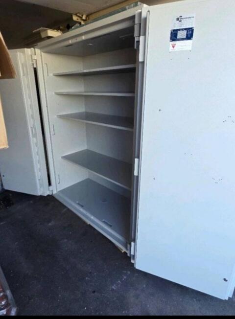Ein großer Tresor, Wertschrank, Waffenschrank, 2,5 t schwer