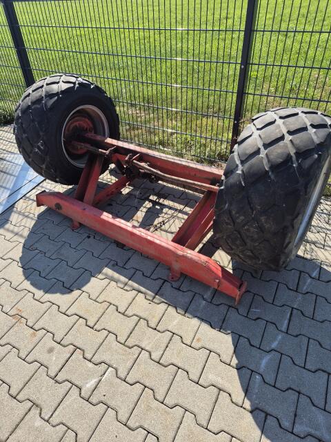 Achse mit Reifen
