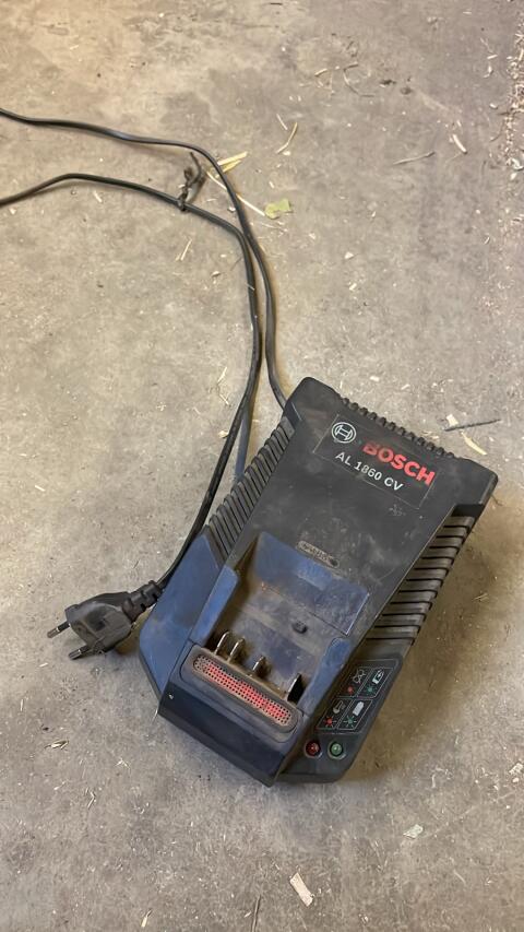 Bosch Akku-Schrauber und Ladegerät