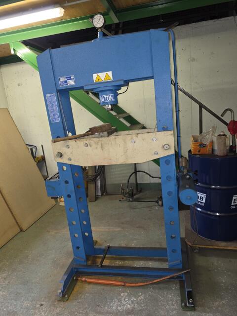 Presse OMCN mit Handpumpe OMCN