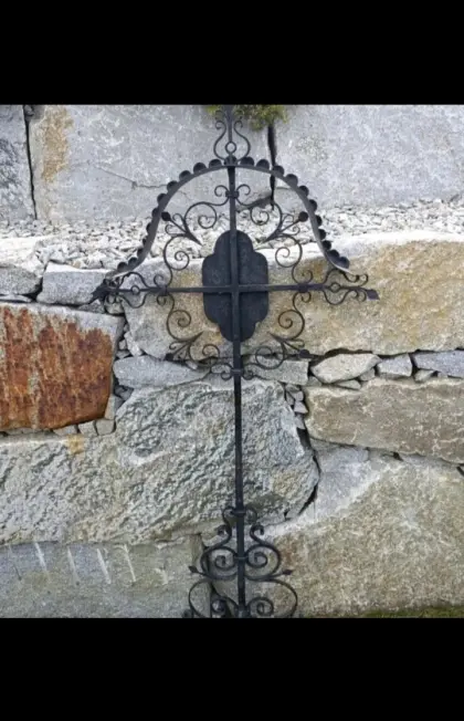 Schmiedeeisen-Grabkreuz, Maße 168 x 76 cm, guter Zustand