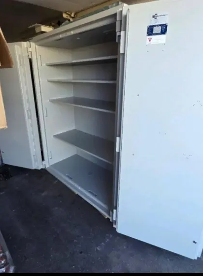 Ein großer Tresor, Wertschrank, Waffenschrank, 2,5 t schwer