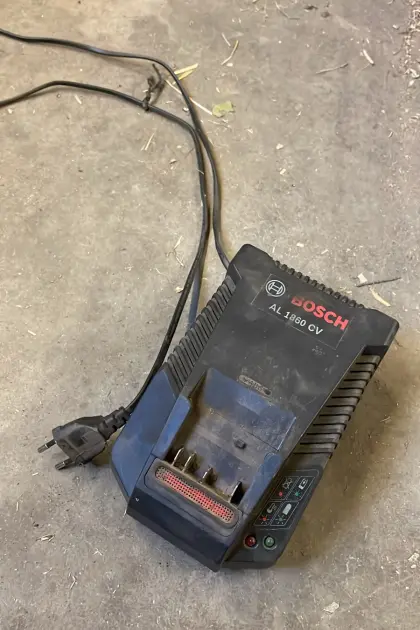 Bosch Akku-Schrauber und Ladegerät