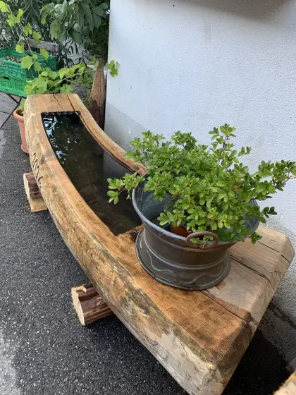 Neuwertiger Brunnentrog aus Lärche, ca. 2 m