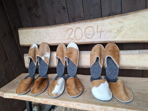 Pantoffeln aus Kuhfell und Recycling-Filz