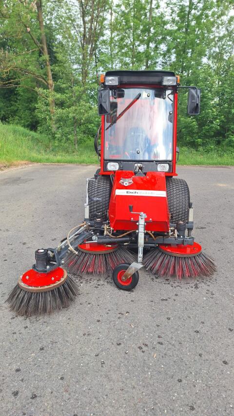 Antonio Carraro Kommunal mit Kehrmaschine HST 4400 Superpark