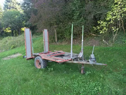 Holzanhänger mit Rampen