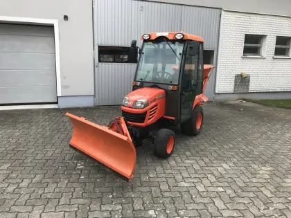 Kubota BX2350 mit Winterdienstausrüstung