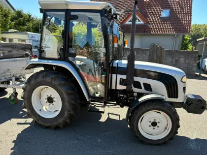 Foton 404 mit Kabine und Allrad, 45 PS