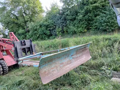 Stapler-Schneepflug, Schiebeschild