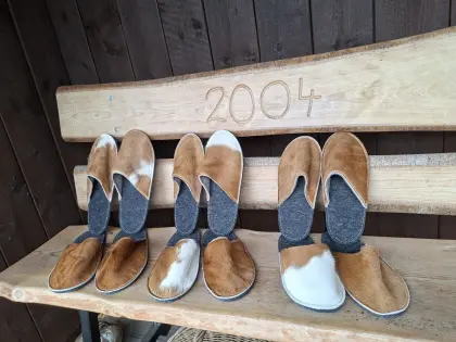 Pantoffeln aus Kuhfell und Recycling-Filz