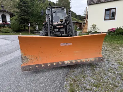 Schneepflug mit Frontladeraufnahme Hydrac UNI 250