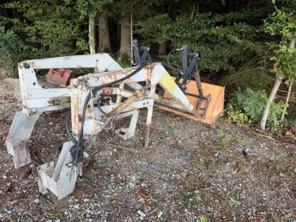 Frontlader mit Konsole und Frontladerschaufel für Steyr 8080