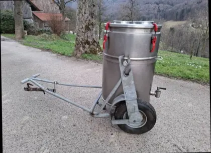 Milchtank mit Transportwagen