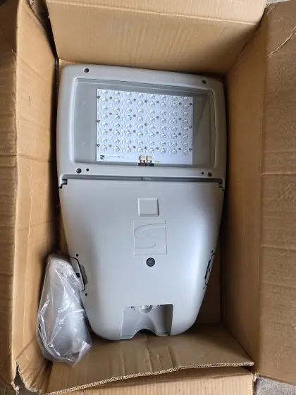 4 Stk. professionelle Schréder LED-Außenscheinwerfer für Hof, Schréder Ampera MIDI