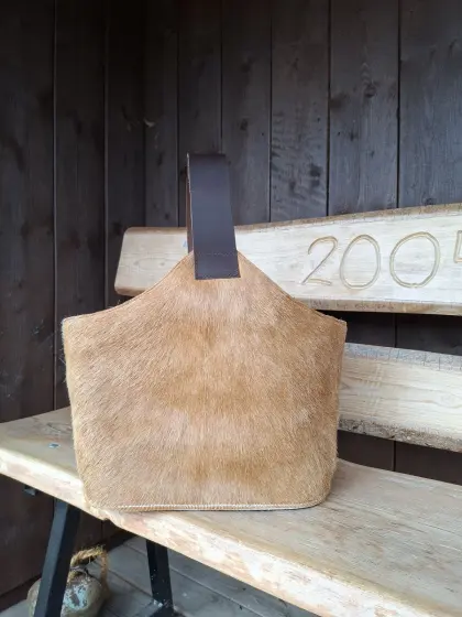 Kaminholztasche aus Kuhfell, Filz und Leder