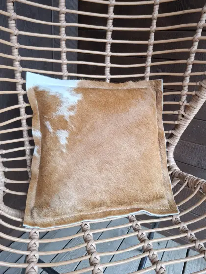 Zierkissen aus Kuhfell und Recycling-Filz mit Zirbenspänen