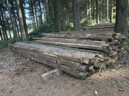 Altholz handgehackt