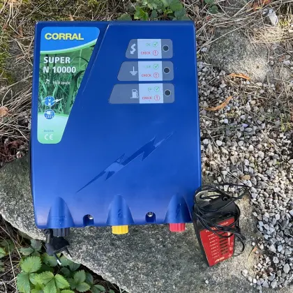 Weidezaungerät Corral Super N 10.000 mit AKO Zaunprüfer