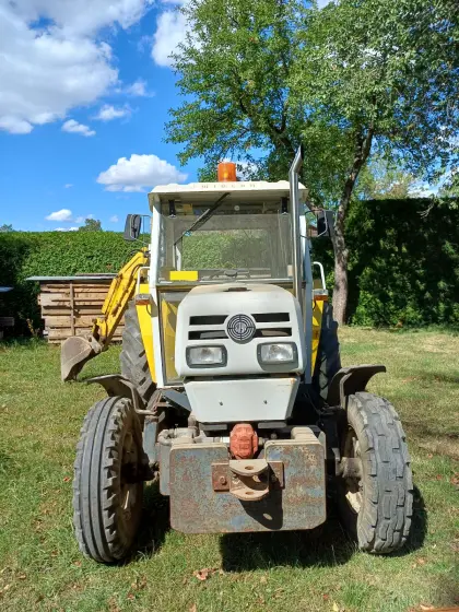 Steyr 8055 mit Heckbagger