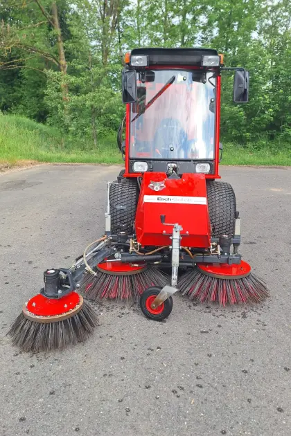 Antonio Carraro Kommunal mit Kehrmaschine HST 4400 Superpark