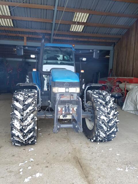 Traktor New Holland 8560