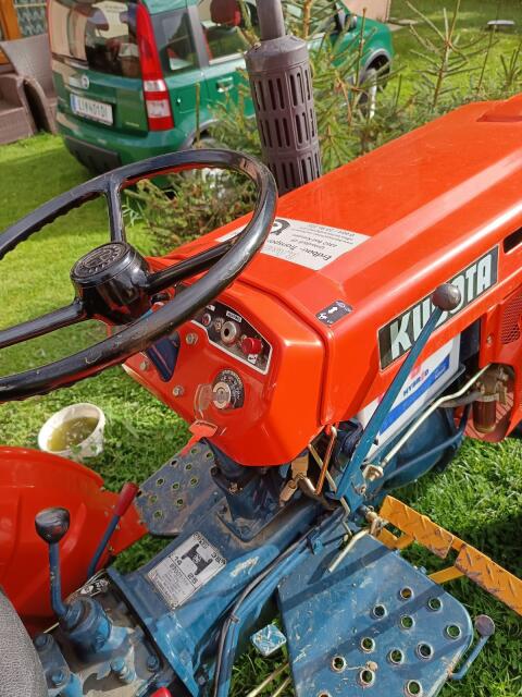 Kleiner Traktor Kubota B7001