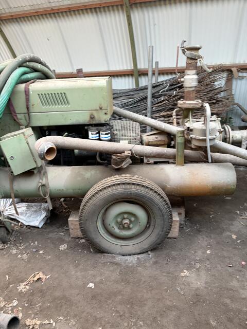 3 gebrauchte Wasserpumpen mit Dieselmotor auf Fahrgestell