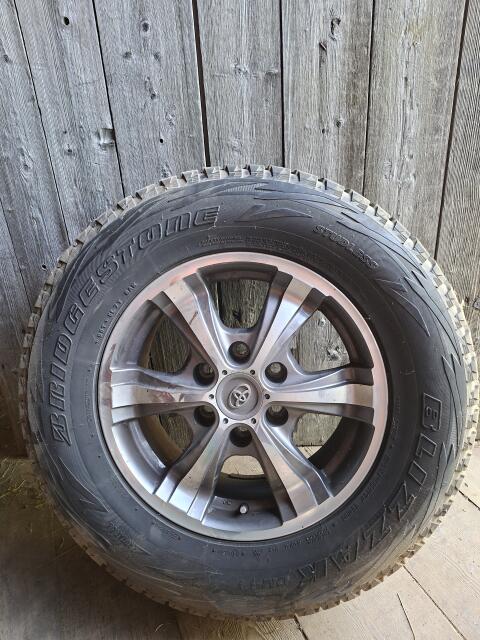 Verkaufe Winterreifen 265/65R65 auf Alufelgen